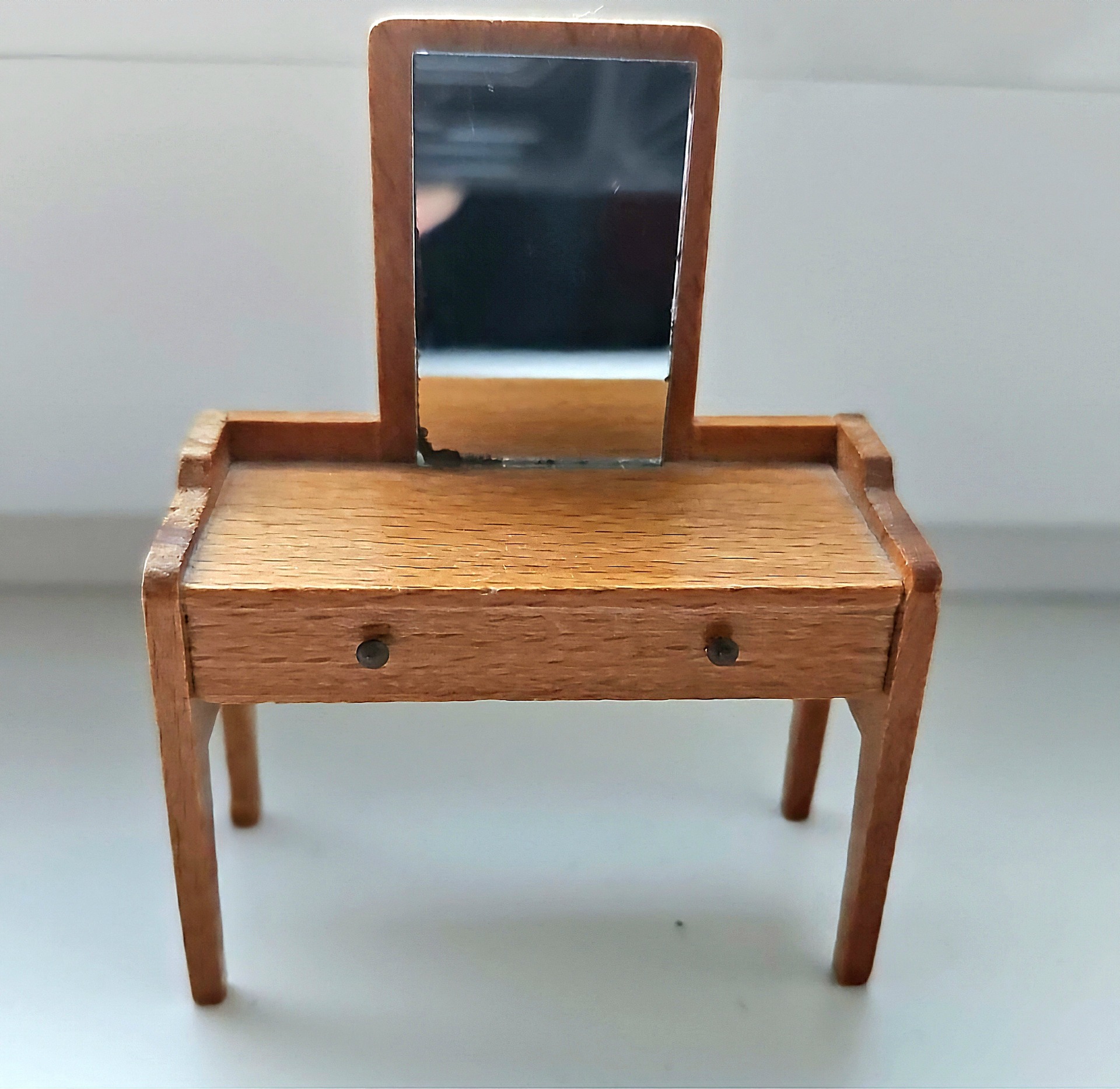 Exempel på dockskåpsmöbel du kan hitta hos Hoff Nostalgi